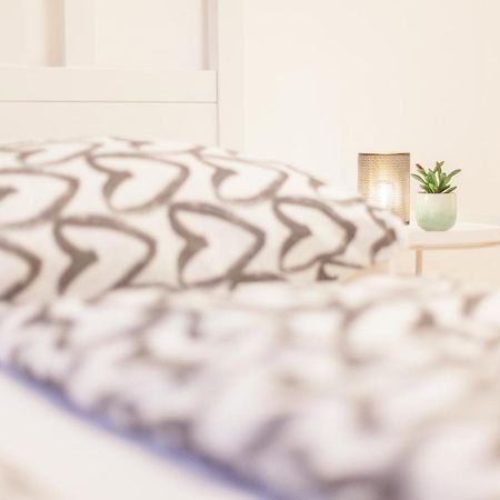 Tm Aparts Dortmund Exteriör bild A bed with a throw