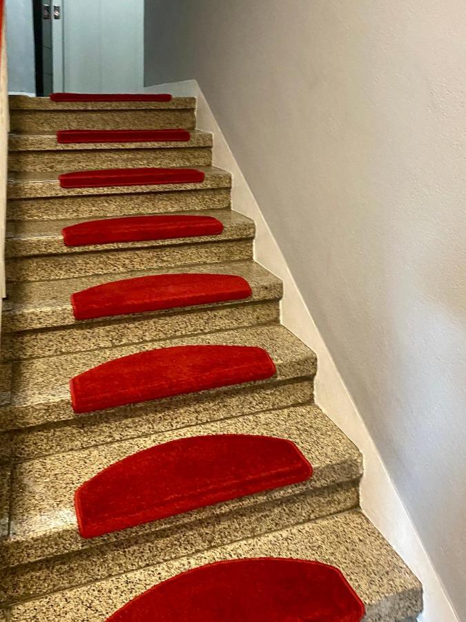 Tm Aparts Dortmund Exteriör bild Carpet on a staircase