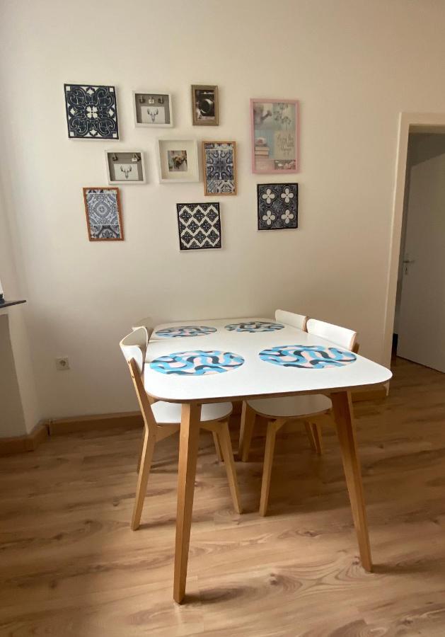Tm Aparts Dortmund Exteriör bild A dining room table with placemats