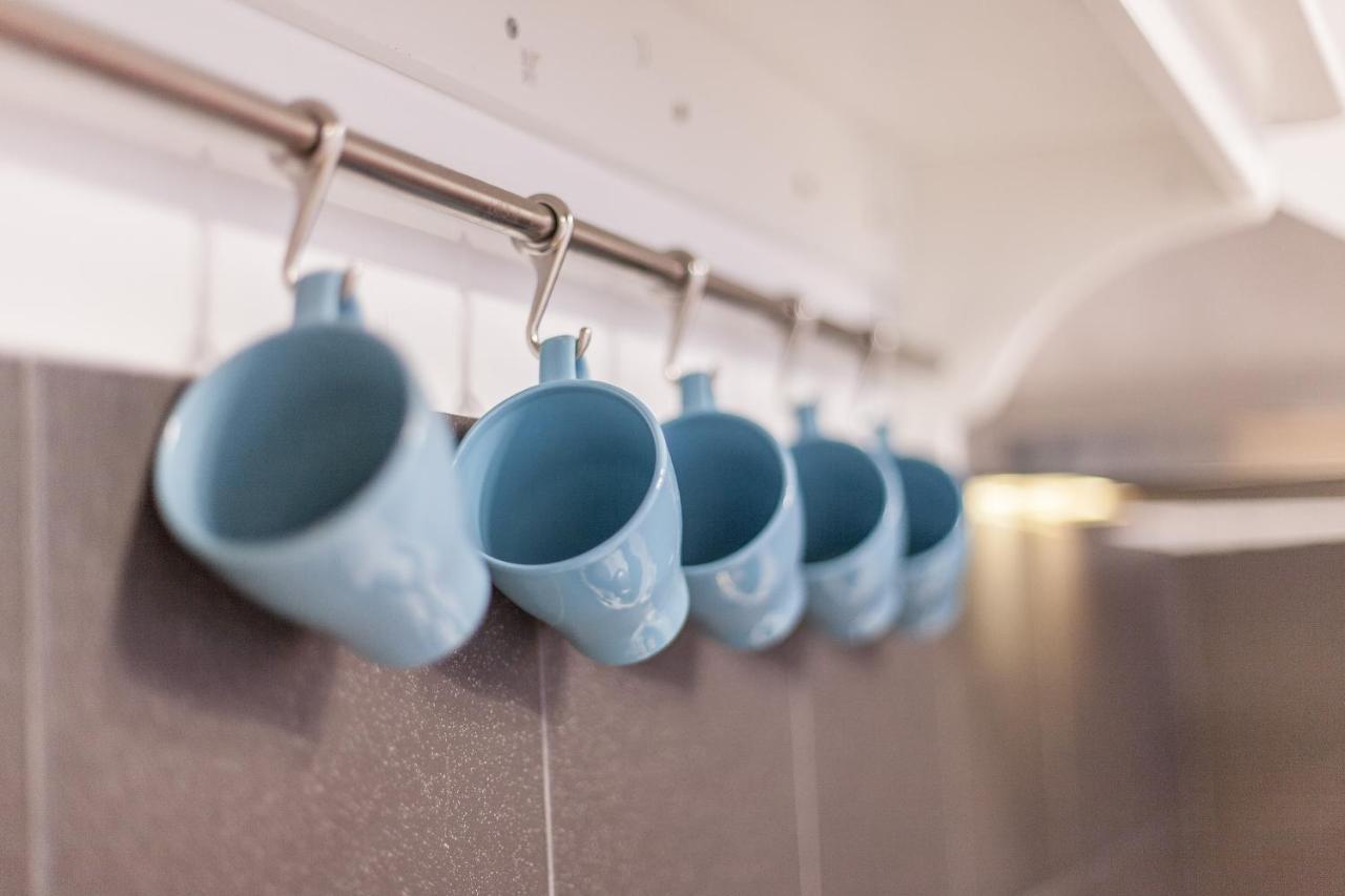 Tm Aparts Dortmund Exteriör bild Mugs hanging on a rail